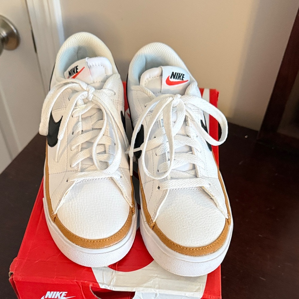 Nike White Court Legacy